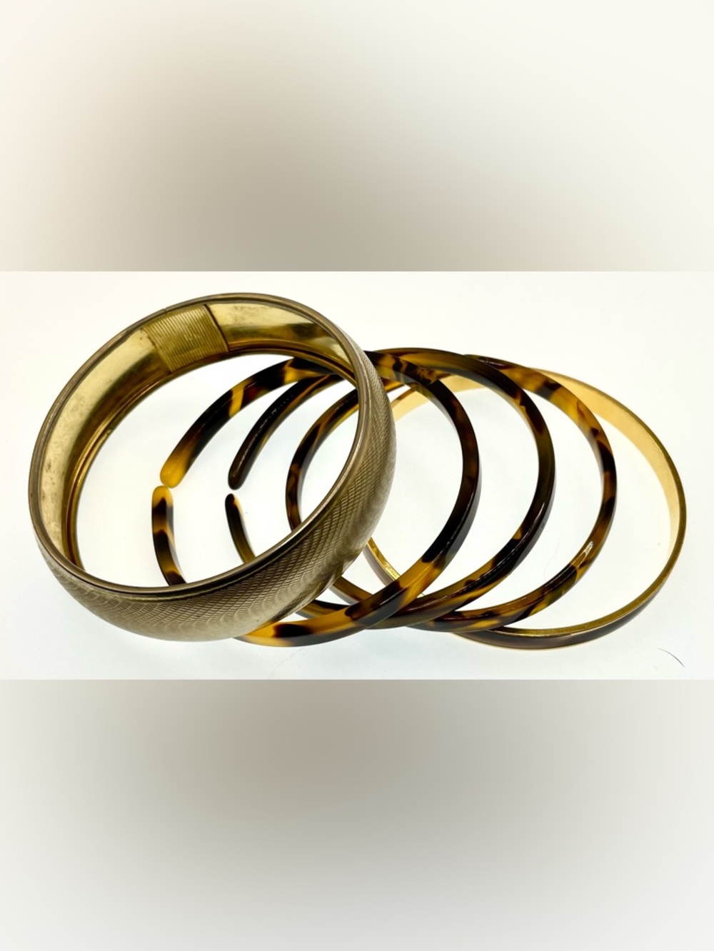 Vintage Set of 5 Bangle Bracelets Gold Tone Metal Enamel Acrylic Tortoise Retro - Picture 6 of 6